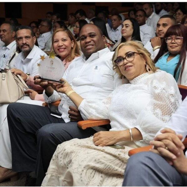 Directora del Hospital Provincial General Santiago Rodríguez asiste a la premiación al desempeño del SNS