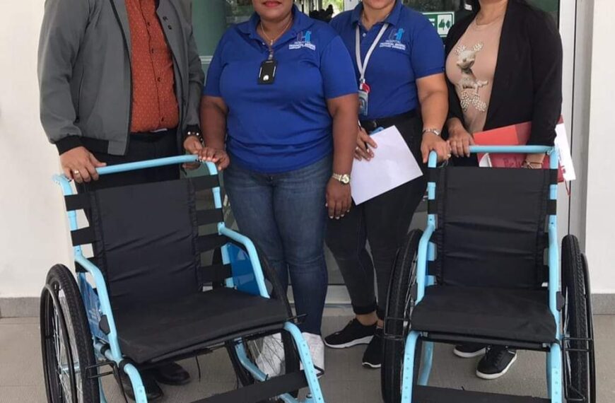 Hospital Provincial General Santiago Rodríguez recibe donación de dos sillas de ruedas por parte del Centro de Rehabilitación de Mao Valverde